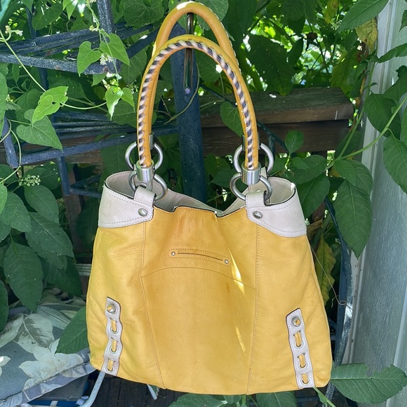 B. Makowsky Yellow Soft Leather Purse w/ Crème Color Trim (Clean Interior) - Picture 11 of 16